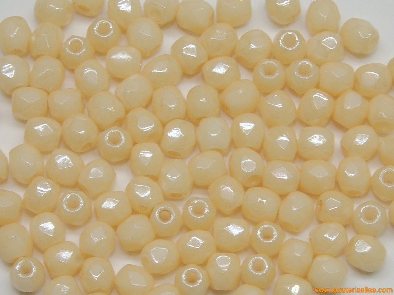 Bola facetada 3mm crema cerámico brillo